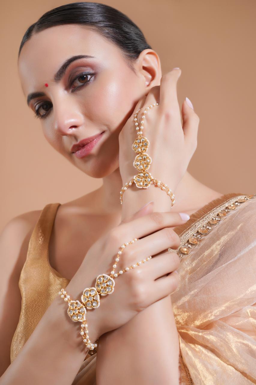 Gulnaar-Haathphool